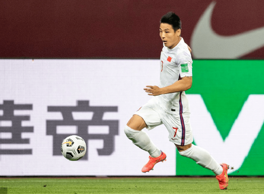 乐鱼体育app-转折点!里昂战术微调;德甲赛后攻防权衡;质疑声仍在;控场能力受关注